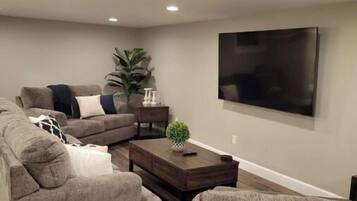 TV connectée, livres, écrans d'ordinateur