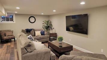 TV connectée, livres, écrans d'ordinateur