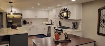 Entire Guest Unit - Cool Canby Crib-Full Basement