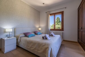 4 slaapkamers, een strijkplank/strijkijzer, reisbedje, gratis wifi