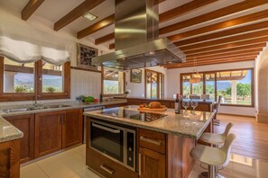 Fridge, microwave, oven, stovetop - Modern finca, secluded location, 10min to the dream beach Playa del Muro, large pool (Búger)