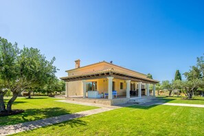 Exterior - Modern finca, secluded location, 10min to the dream beach Playa del Muro, large pool (Búger)