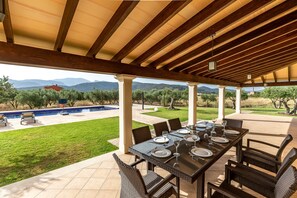 Outdoor dining - Modern finca, secluded location, 10min to the dream beach Playa del Muro, large pool (Búger)
