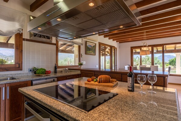 Fridge, microwave, oven, stovetop - Modern finca, secluded location, 10min to the dream beach Playa del Muro, large pool (Búger)