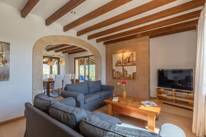 Een smart-tv en boeken