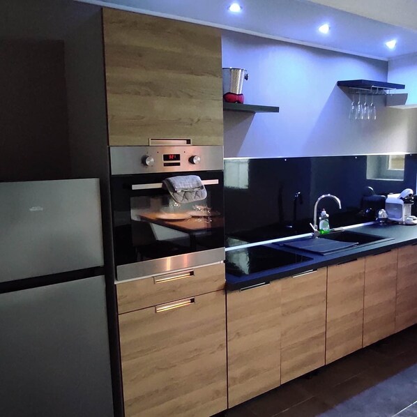 Een koelkast, een magnetron, een oven, een kookplaat