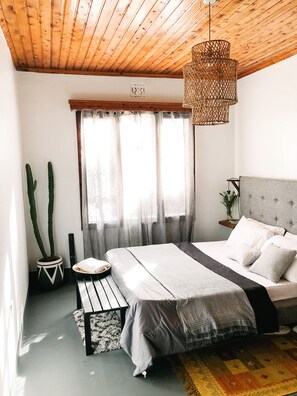 3 habitaciones, escritorio, tabla de planchar con plancha y wifi gratis 