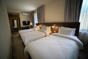 プレミアム トリプルルーム | 高級寝具、ミニバー、セーフティボックス (室内)、デスク