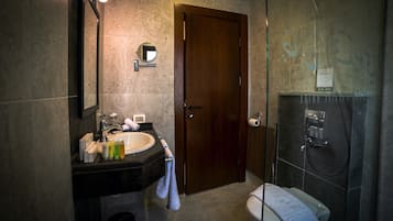 Dusj, regndusjhode, toalettartikler (inkludert) og hårføner