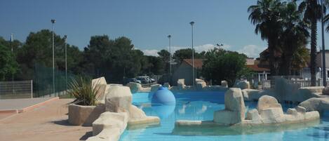 Utendørsbasseng og et oppvarmet basseng