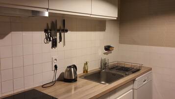 Een koelkast, een microgolfoven, een oven, een kookplaat