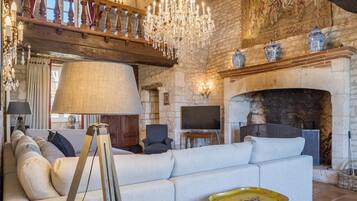 Smart-tv, een open haard, videospelletjes en tafelvoetbal