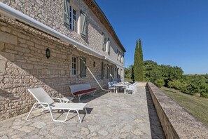 Outdoor dining - Domaine La Poudié - splendid 16th-century priory (Mailhoc)