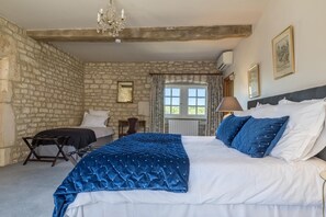 6 bedrooms, in-room safe, desk, iron/ironing board