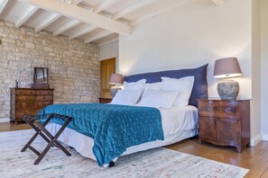 6 bedrooms, in-room safe, desk, iron/ironing board - Domaine La Poudié - splendid 16th-century priory (Mailhoc)