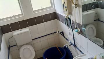 Habitación, 3 habitaciones | Baño | Regadera, bidet, toallas