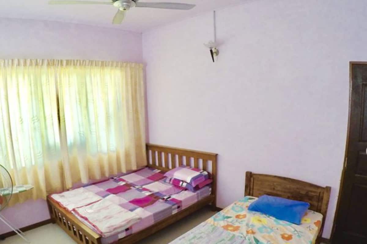 3 habitaciones, escritorio y ropa de cama