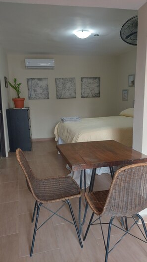 2 chambres, fer et planche à repasser, Wi-Fi, draps fournis