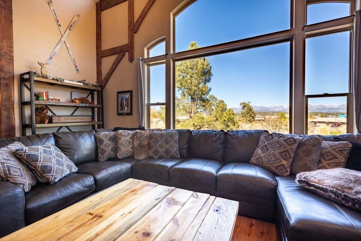 Una Smart TV, una chimenea, una oficina, una impresora