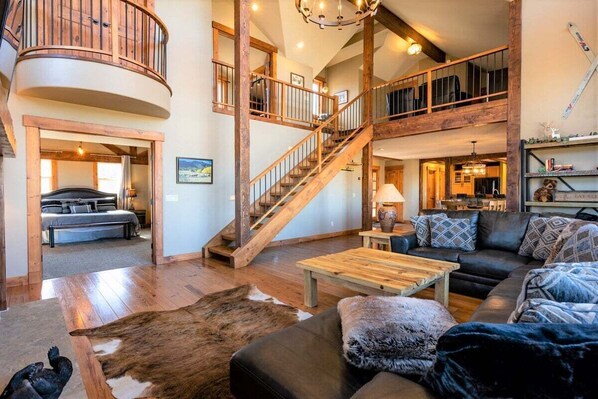 Smart TV, fireplace, offices, printers - A/C, Hot Tub, Close to everything, Pet friendly! (Pagosa Springs)