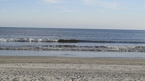 Une plage où les vagues viennent doucement lécher le rivage.