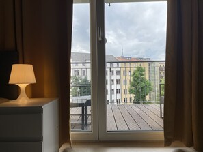 Escritorio, espacio para trabajar con laptop y cortinas blackout 