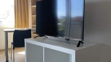 Escritorio, espacio para trabajar con laptop y cortinas blackout