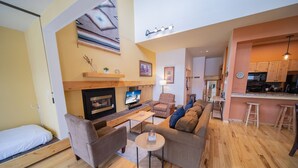Ein modernes Wohnzimmer mit Kamin, Sofa und Couchtisch.