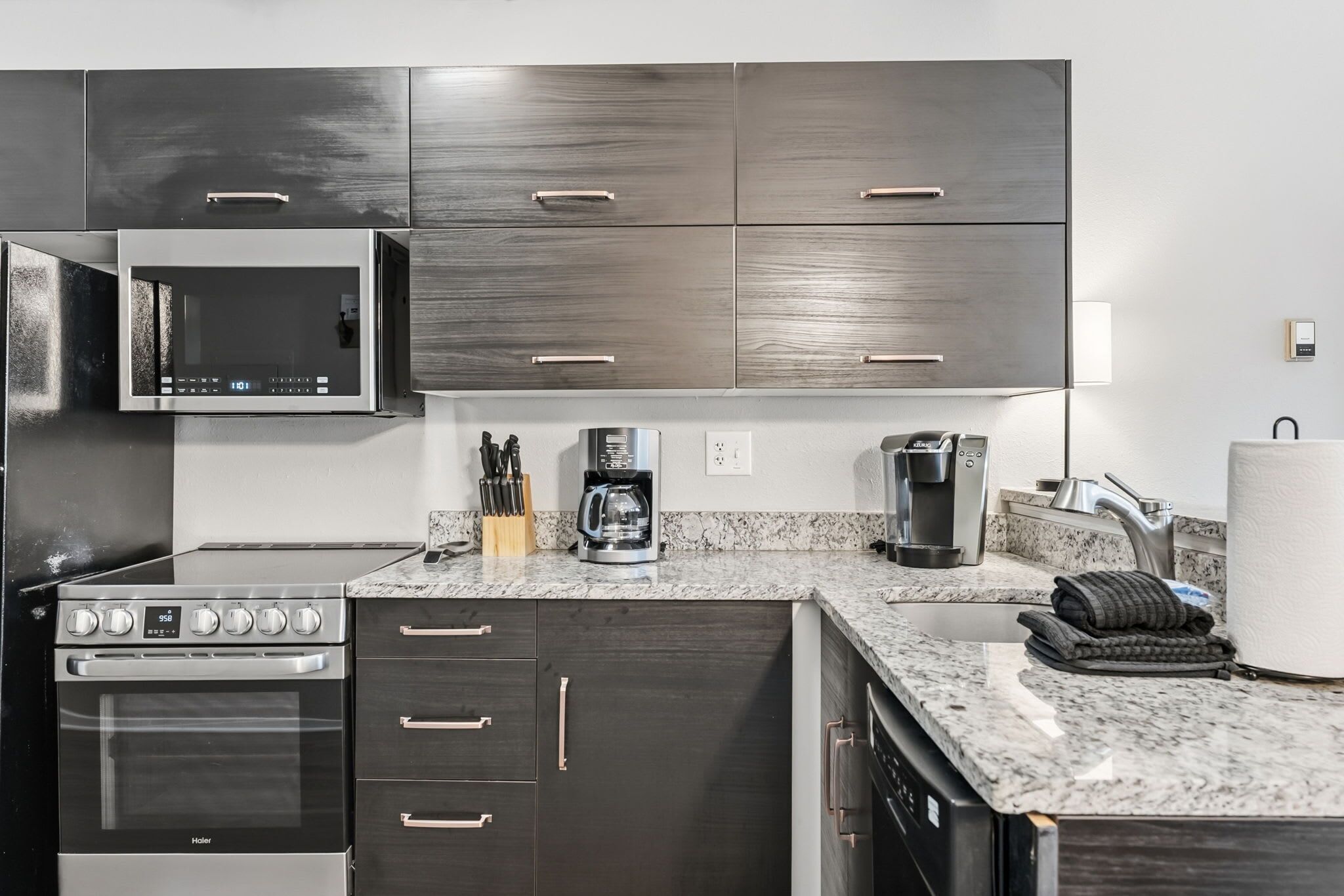 Refrigerador, microondas, horno y parrilla de estufa 