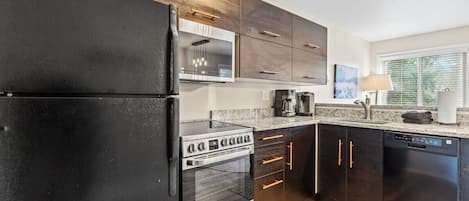 Geladeira, micro-ondas, fogão, cooktop
