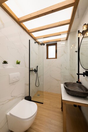 Bathtub, hair dryer, towels, shampoo