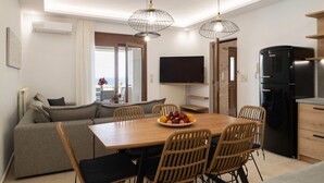 Un espace de vie moderne comprenant un coin repas, un canapé et une cuisine.