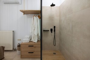 Baignoire, séchoir à cheveux, serviettes fournies, shampooing