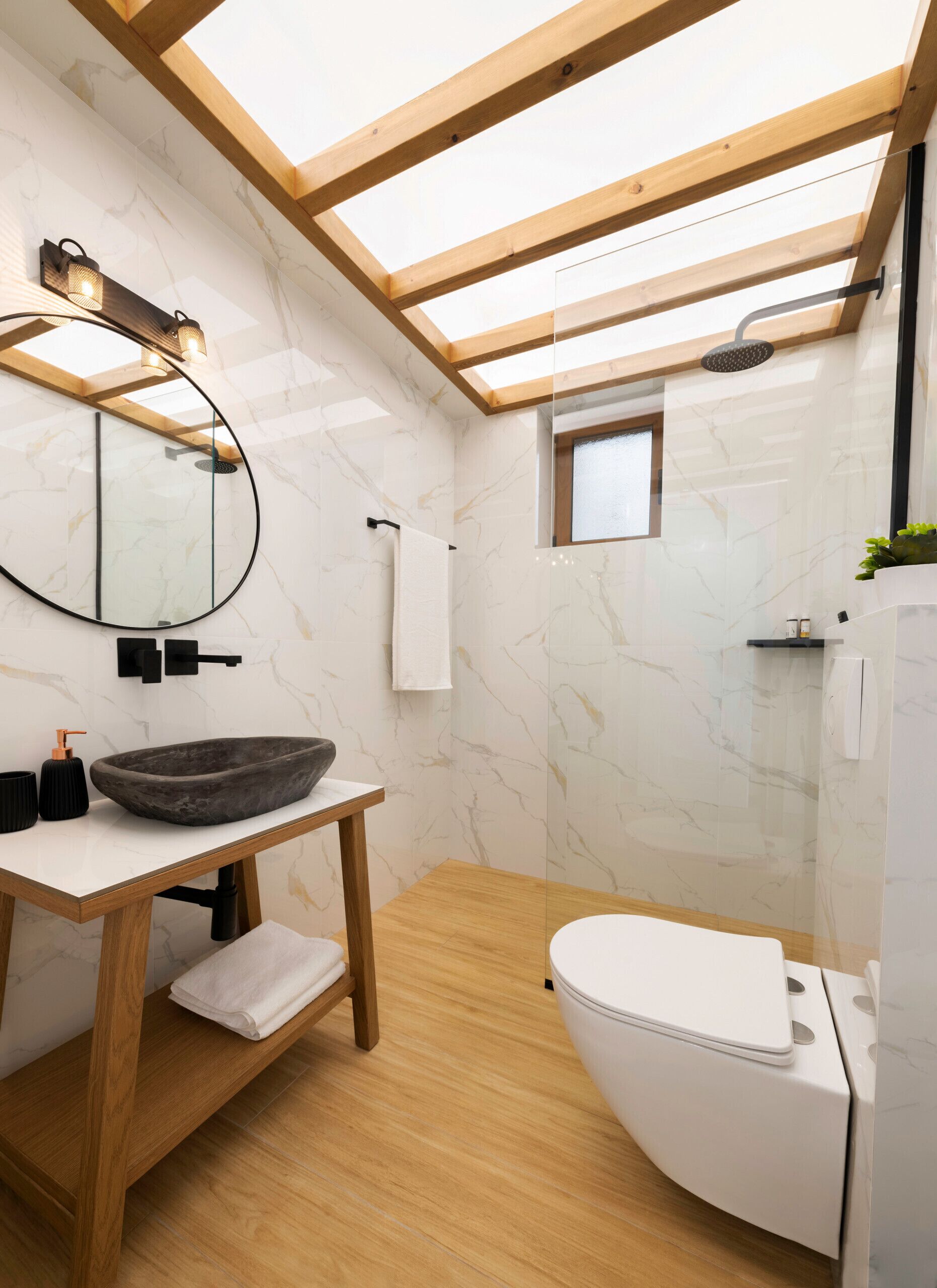 Badewanne, Haartrockner, Handtücher, Shampoo
