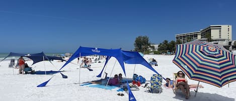 Una spiaggia nelle vicinanze