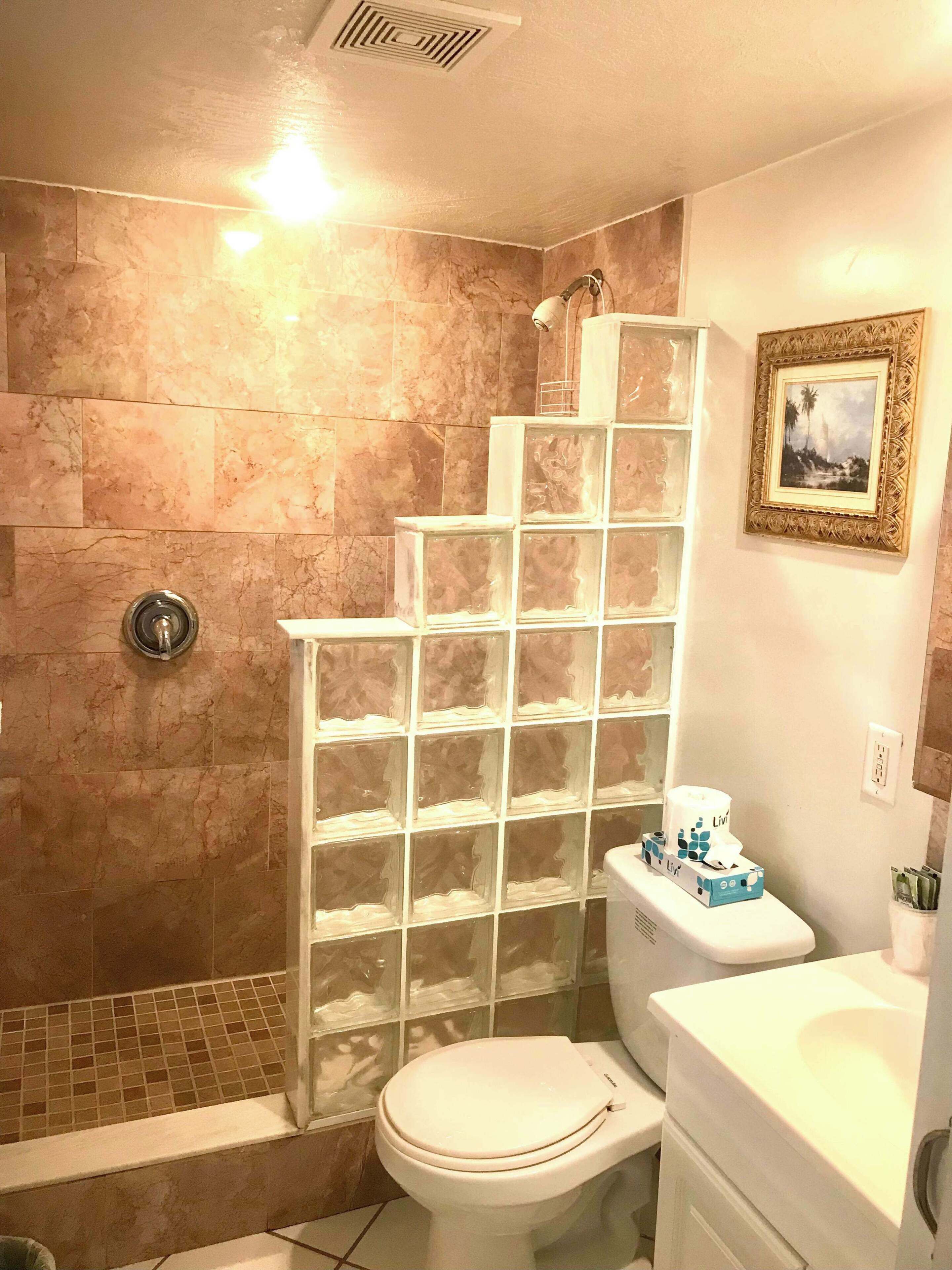 Dusche, Handtücher, Shampoo