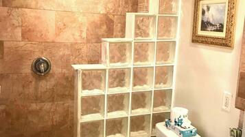 Dusche, Handtücher, Shampoo