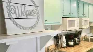 Fridge, oven, stovetop, coffee/tea maker