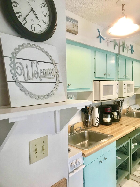 Fridge, oven, stovetop, coffee/tea maker