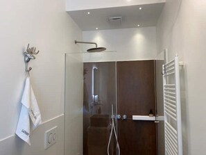Shower, eco-friendly toiletries, hair dryer, bidet - I FAGGI ROSSI - RED BEECH TREES (Como)
