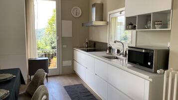 Frigorifero, microonde, forno, piano cottura