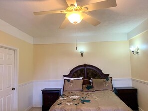 2 slaapkamers, een strijkplank/strijkijzer, gratis wifi, beddengoed