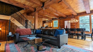 Smart TV, chimenea y libros