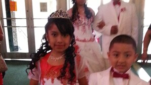 Un esdeveniment formal amb persones vestides de blanc i vermell.