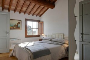 2 habitaciones, caja de seguridad en la habitación y escritorio 