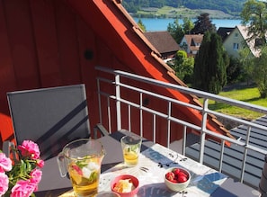 Outdoor dining - Historic timbered house with panoramic sea view, 200 m from the lake (Öhningen-Kattenhorn)