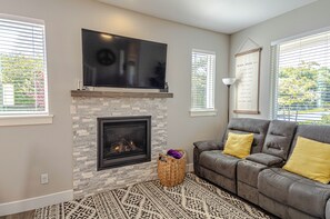 Televisión y chimenea 