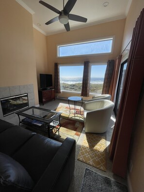 Smart TV y chimenea 