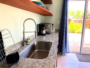 Fridge, stovetop, coffee/tea maker, toaster - 10-minute walk to the Sand & Surf - Private Home (Sámara)