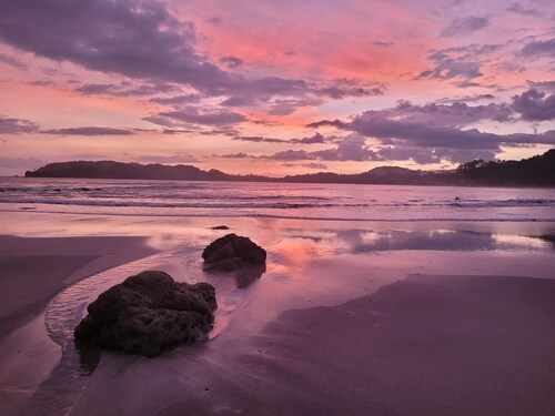 10-minute walk to the Sand & Surf - Private Home